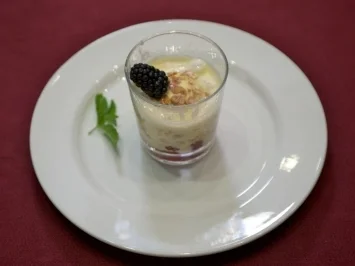 Hausgemachtes Brombeereis mit Himbeeren und einer Quark-Vanillecreme - Rezept