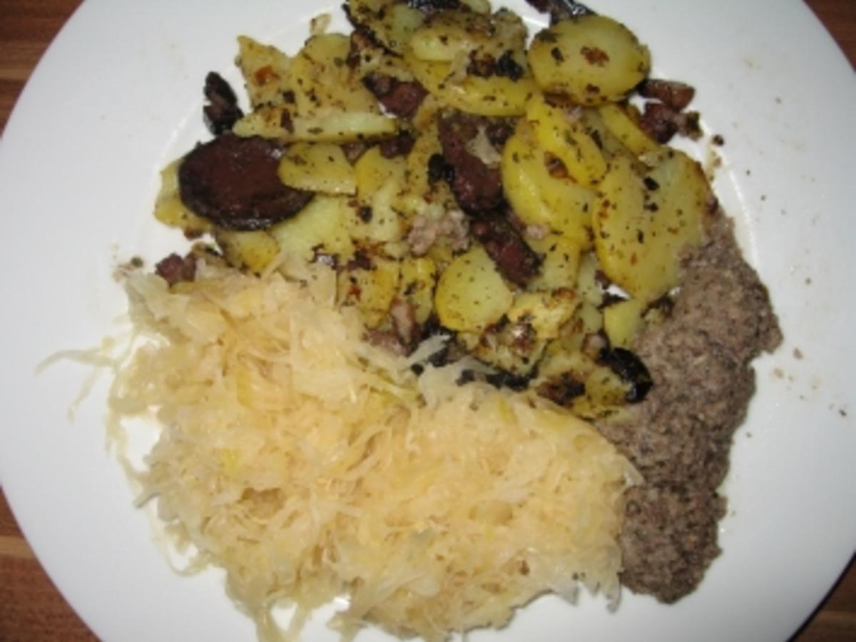 Gröstl mit Blut und Leberwurst - Rezept - kochbar.de