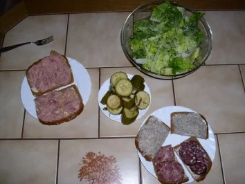 Rezept: Abendbrot mit Salat und sauren Gurken Abendbrot mit Salat und sauren Gurken - Rezept