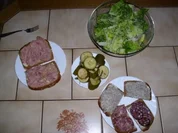 Abendbrot mit Salat und sauren Gurken - Rezept