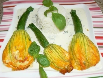 Gefüllte Zucchiniblüten an Limettensauce mit Reis - Rezept