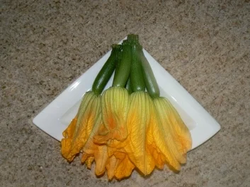 Gefüllte Zucchiniblüten an Limettensauce mit Reis - Rezept