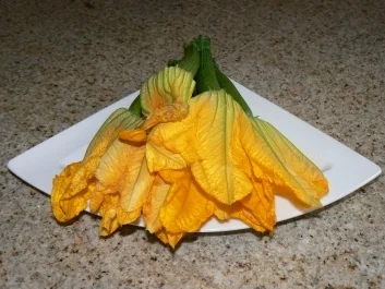 Gefüllte Zucchiniblüten an Limettensauce mit Reis - Rezept