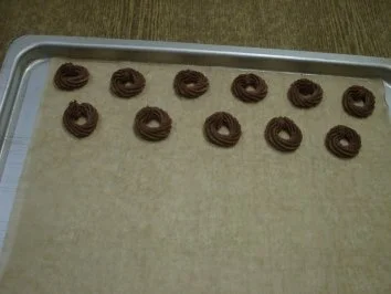 Rezept: Gespritzte Schokoladenringe Gespritzte Schokoladenringe - Rezept