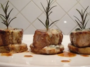 Schweinsfilet auf Kartoffelscheiben mit Käse überbacken - Rezept