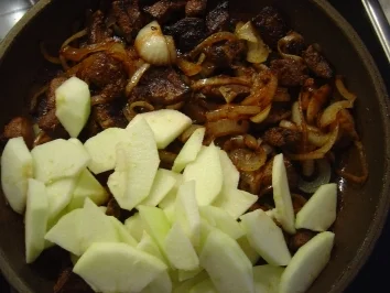 Rezept: Lebergeschnetzeltes mit Äpfeln und Zwiebeln Bild Nr. 4 Lebergeschnetzeltes mit Äpfeln und Zwiebeln - Rezept - Bild Nr. 4