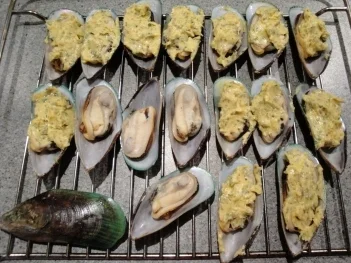 Greenshell-Muscheln mit Kräuterbutter überbacken - Rezept - Bild Nr. 4