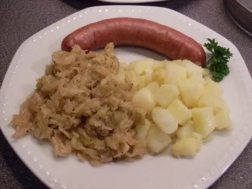 Gedünstetes Weisskraut mit Würstchen und Kartoffeln - Rezept