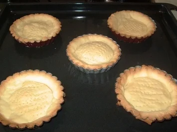 Rezept: Cremetörtchen mit Erdbeeren Bild Nr. 4 Cremetörtchen mit Erdbeeren - Rezept - Bild Nr. 4