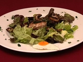 Wachtelbrust rosa gebraten auf Winzersalat - Rezept