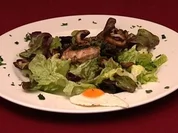 Wachtelbrust rosa gebraten auf Winzersalat - Rezept