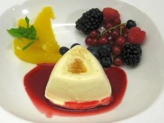 Karamell. Orangeneisparfait auf Fruchtspiegel an frischen Beeren und Minze - Rezept