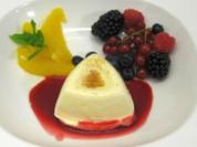 Karamell. Orangeneisparfait auf Fruchtspiegel an frischen Beeren und Minze - Rezept