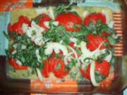 Pouletschenkel dazu ein Tomatensalat mit Basilikum und Zwiebeln - Rezept