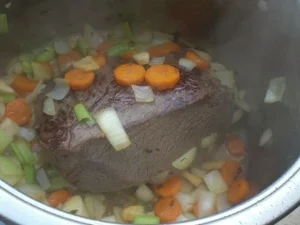Sauerbraten mit Spätzle und Preiselbeeren - Rezept