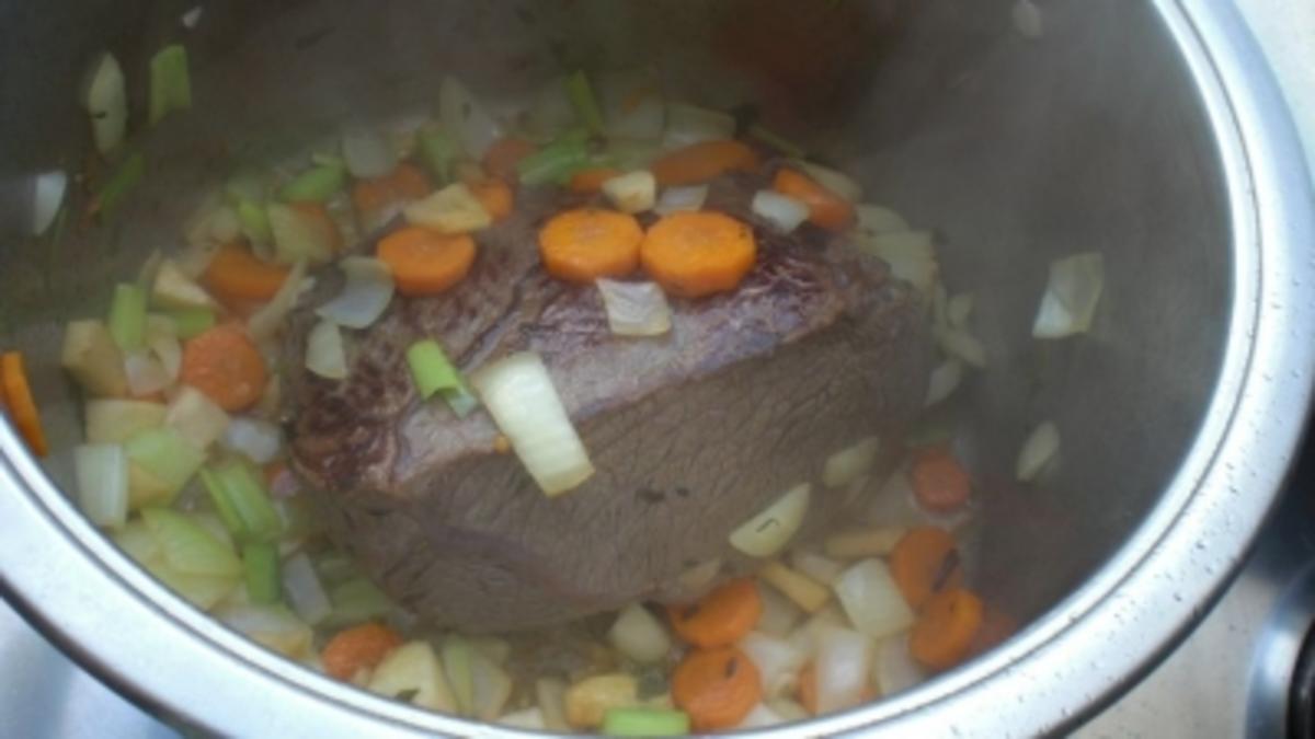 Bilder für Sauerbraten mit Spätzle und Preiselbeeren - Rezept