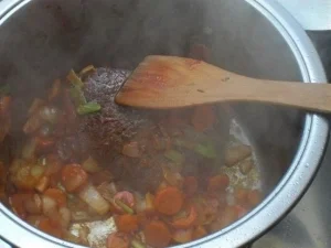 Sauerbraten mit Spätzle und Preiselbeeren - Rezept - Bild Nr. 2
