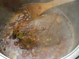 Sauerbraten mit Spätzle und Preiselbeeren - Rezept - Bild Nr. 3