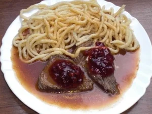 Sauerbraten mit Spätzle und Preiselbeeren - Rezept - Bild Nr. 5