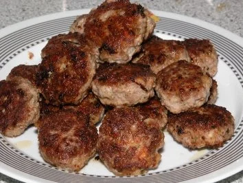 Buletten oder Frikadellen oder Fleischpflanzerl - Rezept
