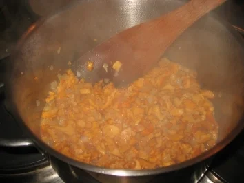 Suppe: Lisa's legierte Eierschwammerlsuppe! - Rezept - Bild Nr. 2