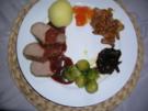 Wildschweinrücken (ausgelöst) mit Cassissauce, Pfifferlingen, Rosenkohl, Kirschchutney und Orangengelee an Kartoffelknödel - Rezept