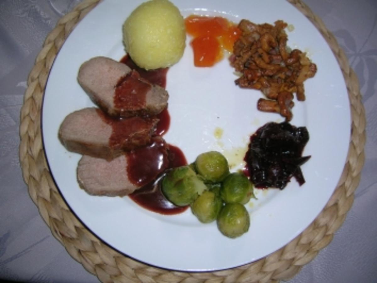 Bilder für Wildschweinrücken (ausgelöst) mit Cassissauce, Pfifferlingen, Rosenkohl, Kirschchutney und Orangengelee an Kartoffelknödel - Rezept