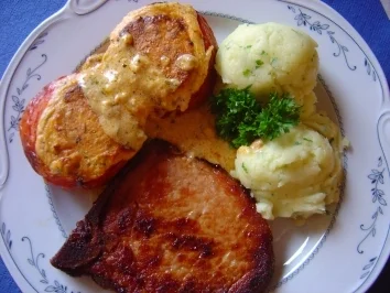 Rezept: Kassler-Kotelett mit gefüllter Grilltomate Kassler-Kotelett mit gefüllter Grilltomate - Rezept