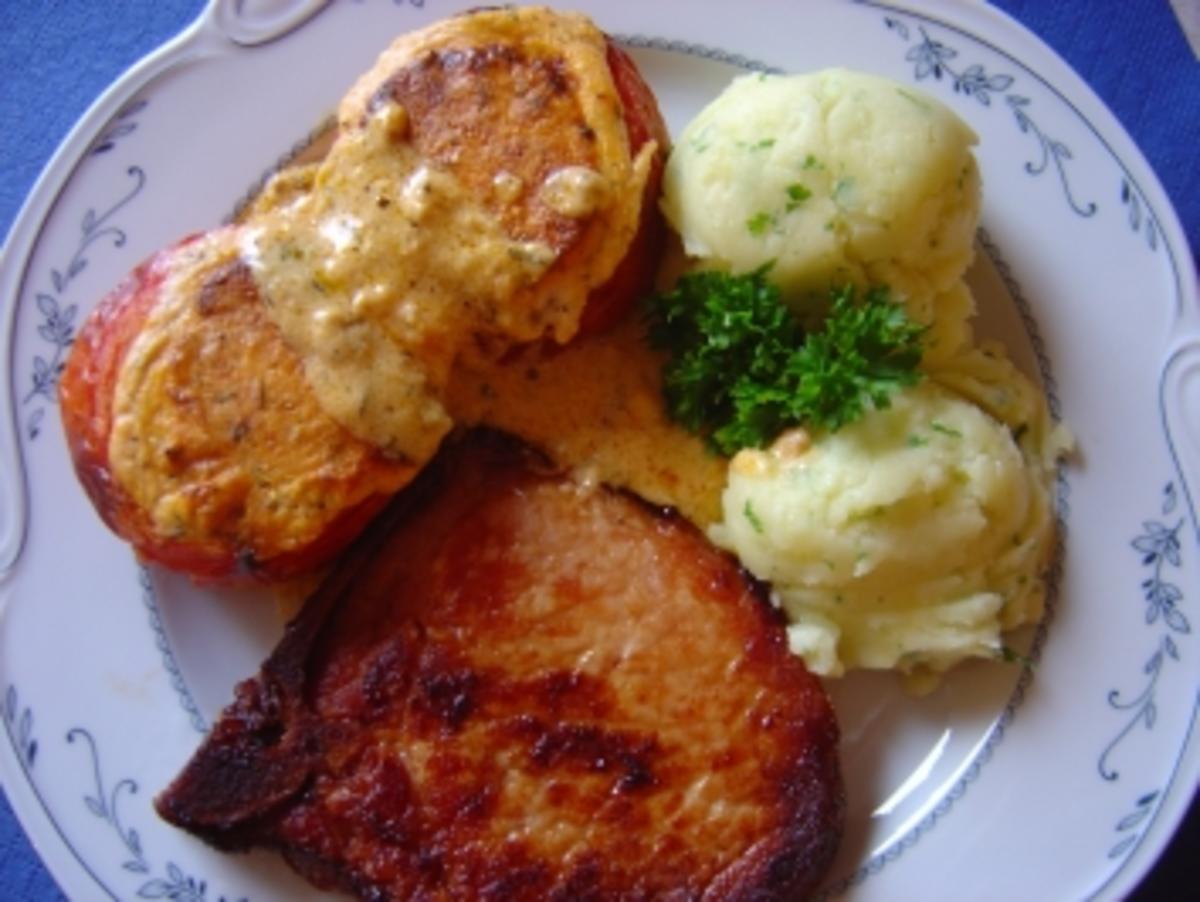 Kassler-Kotelett mit gefüllter Grilltomate - Rezept - kochbar.de Kassler-Kotelett mit gefüllter Grilltomate - Rezept - kochbar.de