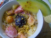 Obstsalat mit Blütenpollen und Haselnußkrokant - Rezept