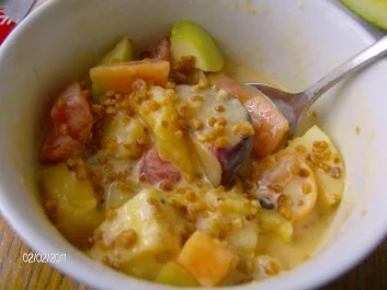 Obstsalat mit Blütenpollen und Haselnußkrokant - Rezept