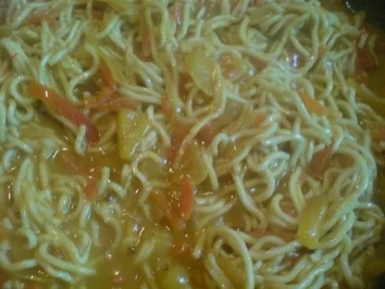 Rezept: Mie-Nudeln in süß-scharfer Currysoße Mie-Nudeln in süß-scharfer Currysoße - Rezept