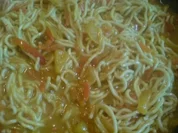 Rezept: Mie-Nudeln in süß-scharfer Currysoße Mie-Nudeln in süß-scharfer Currysoße - Rezept