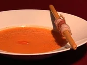 Paprikaschaumsuppe mit Grissini umhüllt von Knusperspeck - Rezept