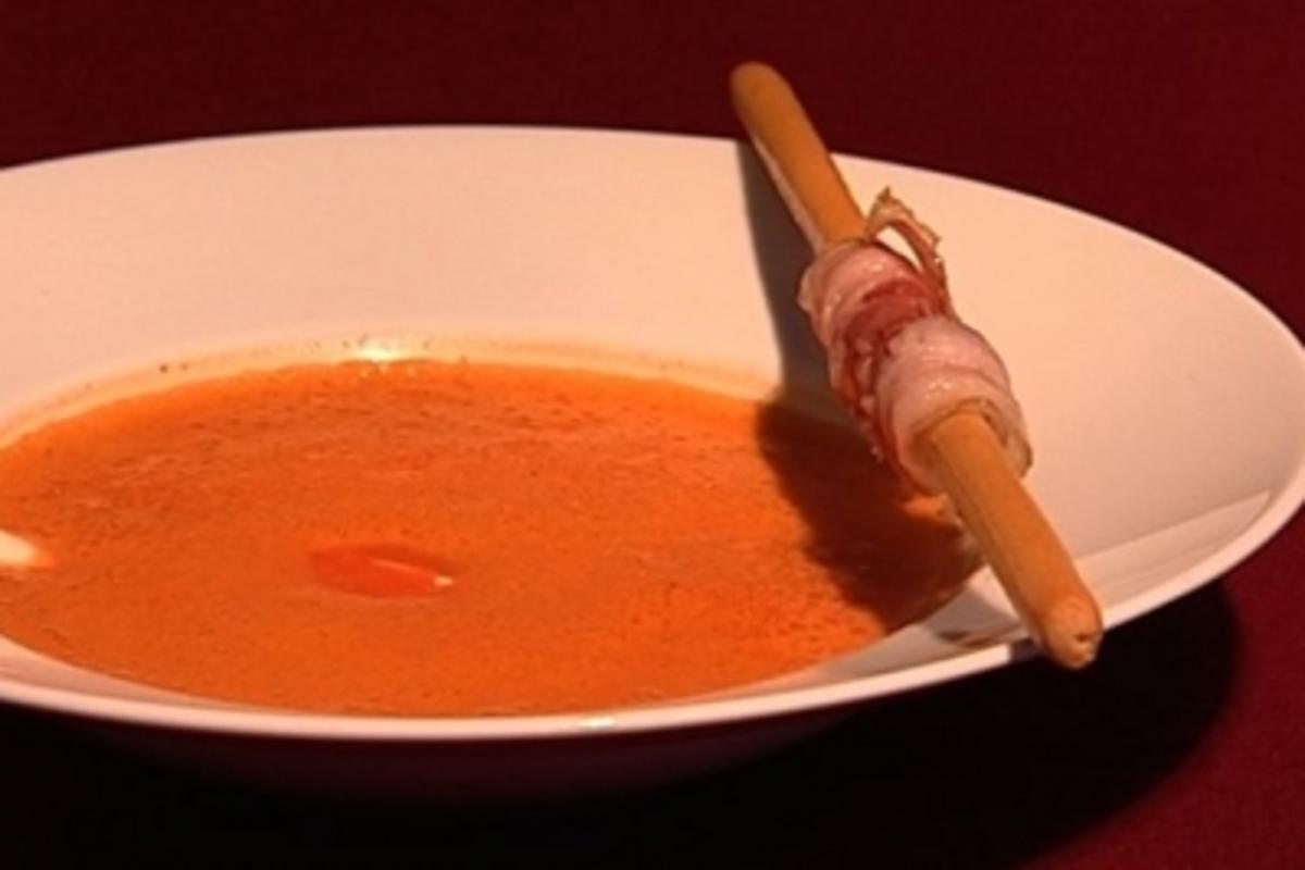 Bilder für Paprikaschaumsuppe mit Grissini umhüllt von Knusperspeck - Rezept