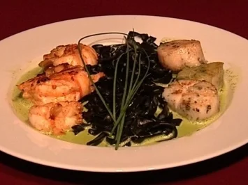 Rezept: Schwarze Tonnarelli-Nudeln an Kräuterschaum mit Muscheln und Garnelen Schwarze Tonnarelli-Nudeln an Kräuterschaum mit Muscheln und Garnelen - Rezept