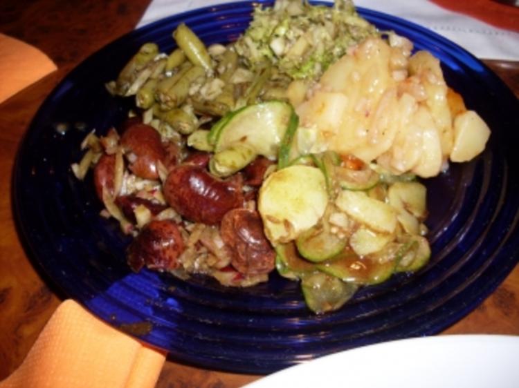 Backhendl mariniert mit Pommes und Salat - Rezept