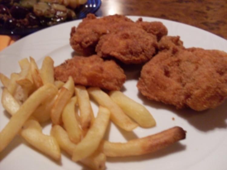 Backhendl mariniert mit Pommes und Salat - Rezept