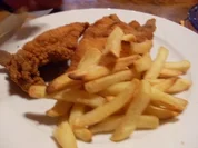 Backhendl mariniert mit Pommes und Salat - Rezept