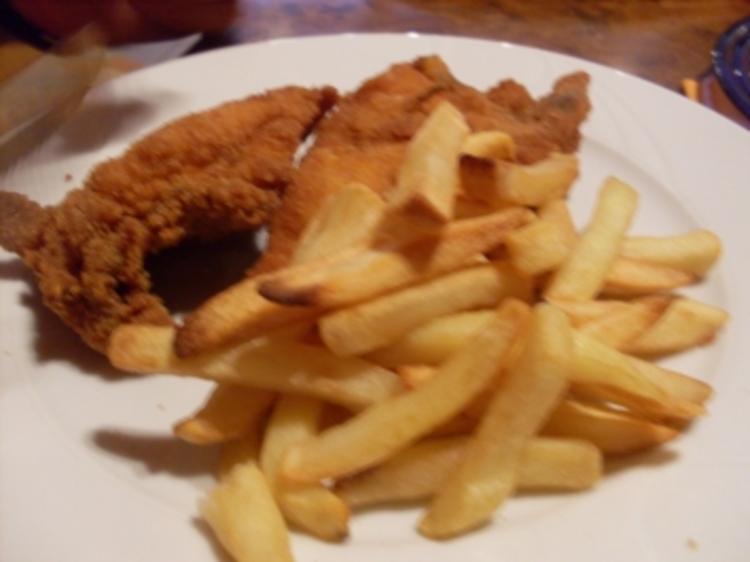 Backhendl mariniert mit Pommes und Salat - Rezept