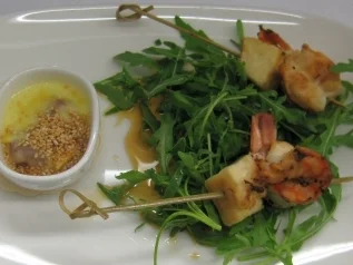 Garnelen-Tofuspieß auf Rucola in Soja-Mirinvinaigrette, Ume-Gratin mit Reblochon - Rezept