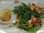 Rezept: Garnelen-Tofuspieร auf Rucola in Soja-Mirinvinaigrette, Ume-Gratin mit Reblochon Garnelen-Tofuspieร auf Rucola in Soja-Mirinvinaigrette, Ume-Gratin mit Reblochon - Rezept