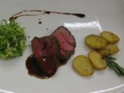Glasiertes Rinderfilet an Rosmarinkartoffeln, dazu Friséesalat mit Roquefortdressing - Rezept