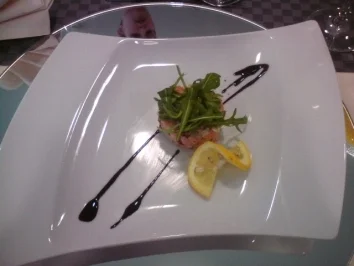 Rezept: Forellen(Lachs)tatar auf Blinitürmchem Forellen(Lachs)tatar auf Blinitürmchem - Rezept