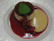 Halbgefrorenes Tiramisutörtchen an Muskatwein-Zabaione mit Beeren - Rezept