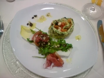 Mangoldroulade mit fruchtiger Tomatenfülle auf gem. Salat - Rezept