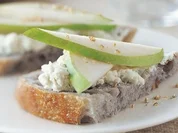 Walnusscrostini mit Gorgonzola und Birne - Rezept