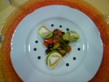 Rezept: Räucherlachsröllchen auf gegrilltem mediterranem Gemüse Räucherlachsröllchen auf gegrilltem mediterranem Gemüse - Rezept