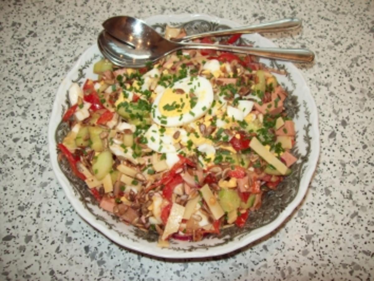 Bunter Salat mit Wurst - Käse und  Eiern - Rezept