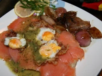 Räucherlachs mit Honigschalotten auf Toast - Rezept